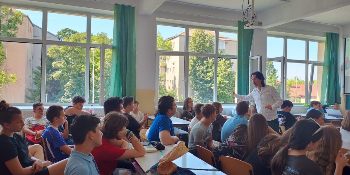 Elevii din Oradea au vrut să afle de la Cristi Danileț: de ce nu sunt pedepsiți cei care fac site-uri pornografice,de la câte grame de marijuana o poți încurca cu oamenii legii, oare grupurile secrete sunt chiar secrete?