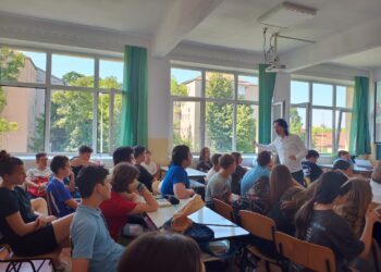 Elevii din Oradea au vrut să afle de la Cristi Danileț: de ce nu sunt pedepsiți cei care fac site-uri pornografice,de la câte grame de marijuana o poți încurca cu oamenii legii, oare grupurile secrete sunt chiar secrete?