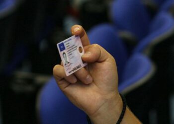 Cetăţenii care şi-au pierdut permisul de conducere sau cărora li s-a deteriorat documentul pot solicita un duplicat direct prin intermediul serviciului online 