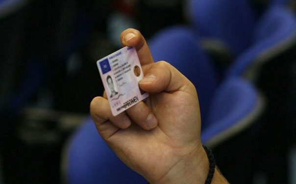 Cetăţenii care şi-au pierdut permisul de conducere sau cărora li s-a deteriorat documentul pot solicita un duplicat direct prin intermediul serviciului online
