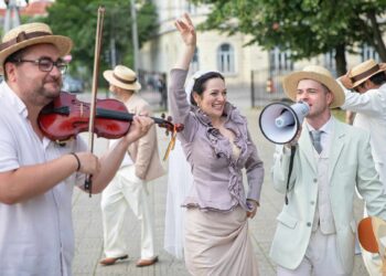 Pamflet politic în Piața Unirii, în deschiderea Festivalului Internațional de Teatru Oradea