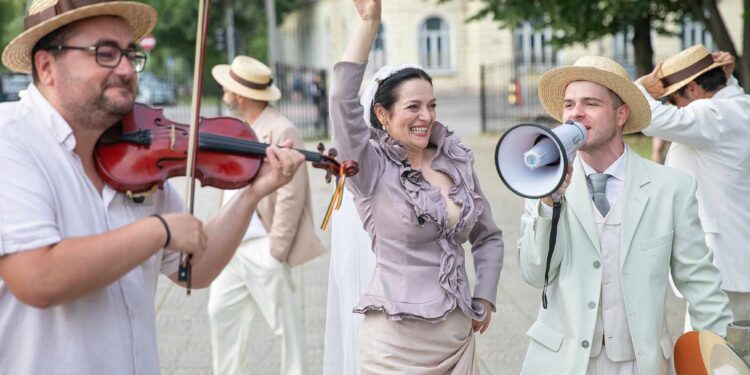 Pamflet politic în Piața Unirii, în deschiderea Festivalului Internațional de Teatru Oradea