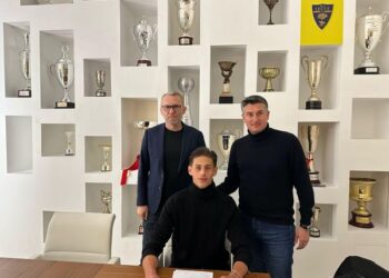 Atacantul cu alură de uriaș, care a jucat la CAO Oradea, a semnat cu Lecce până în 2028. Jason Kodor are 18 ani