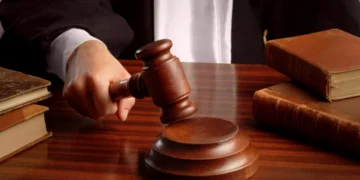 ÎCCJ a decis: instanţele de judecată nu pot lăsa neaplicată dezlegarea chestiunii de drept privitoare la aplicarea principiului mitior lex în materia întreruperii cursului prescripţiei răspunderii penale