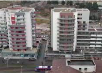 Un orădean s-a aruncat de la etajul 9 al unui bloc de pe Calea Aradului. Le-a cerut celor prezenți să-l filmeze