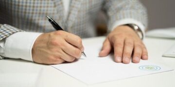 În cazul infracțiunilor pentru care acțiunea penală se pune în mișcare la plângerea prealabilă a persoanei vătămate sau din oficiu, iar persoana vătămată a depus deja o asemenea plângere, acțiunea penală trebuie considerată ca fiind pusă în mișcare la plângerea prealabilă a persoanei vătămate