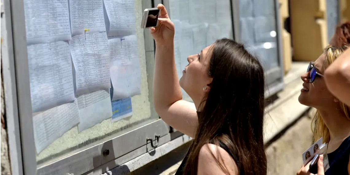 Un om de afaceri anunță că va oferi bani tuturor elevilor care iau 10 la Bacalaureat