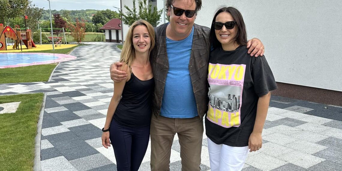 Celebrul Charlie Ottley, atras în mirajul poveștii de succes scrise de Corina Ene. Filmări la Căbești pentru serialul Flavours of Romania pe Netflix