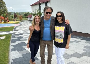 Celebrul Charlie Ottley, atras în mirajul poveștii de succes scrise de Corina Ene. Filmări la Căbești pentru serialul Flavours of Romania pe Netflix