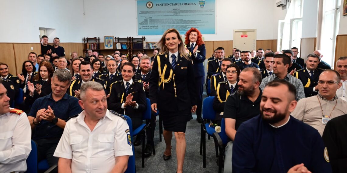 GALERIE.Polițiștii din Penitenciarul Oradea, distincții din partea comisarului șef de poliție penitenciară Ciprian Timiș