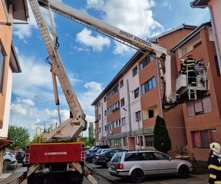 Beiușeanul salvat de paramedici după ce căzuse în casă de trei zile și nu mai răspundea la telefon