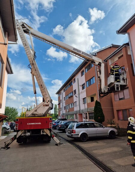 Beiușeanul salvat de paramedici după ce căzuse în casă de trei zile și nu mai răspundea la telefon