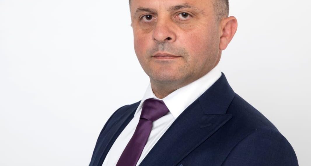 Exponentul unei familii de preoți, Sebastian Bursașiu, noul primar al Vașcăului