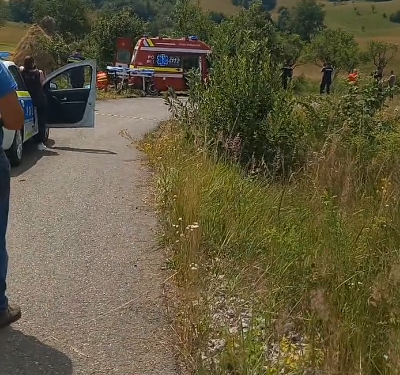 Bărbat de 38 de ani din Șuncuiuș, grav autoaccidentat după ce s-a răsturnat cu tractorul cu remorcă