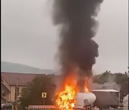 Un autocamion și un tir au ars violent pe DN 76 la Ceica