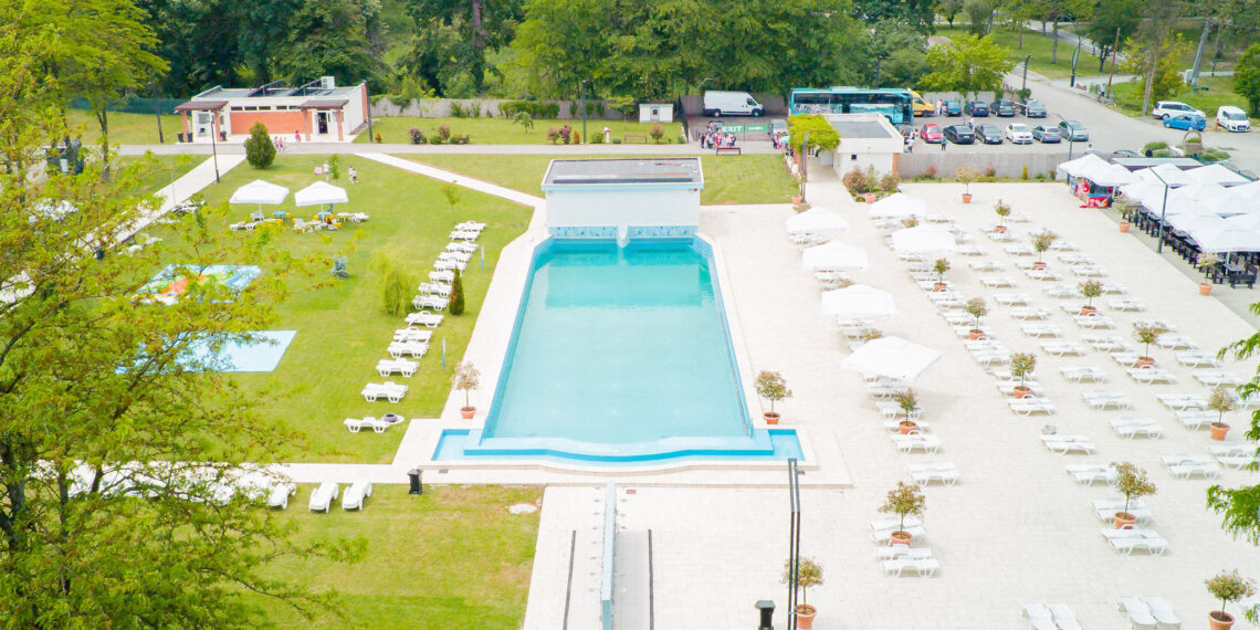 Ștrandul cu Valuri din stațiunea Băile 1 Mai și-a redeschis, azi, porțile. Cât costă intrarea