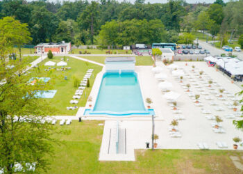 Ștrandul cu Valuri din stațiunea Băile 1 Mai și-a redeschis, azi, porțile. Cât costă intrarea