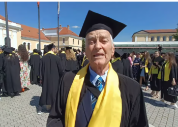 Un fost primar, cel mai vârstnic absolvent de facultate, la 90 de ani: …M-a convins să fac arme albe.Atunci am prezentat profesorului de specialitate un arc pentru întreceri sportive oficiale și un buzdugan