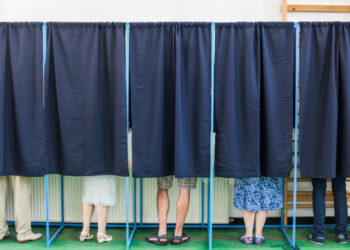 498.899 bihoreni așteptați la vot, din care 186.513 sunt în Oradea. Peste 17.800 de cetățeni au votat pâna la ora 8,45, adică peste 3,50 din votanți