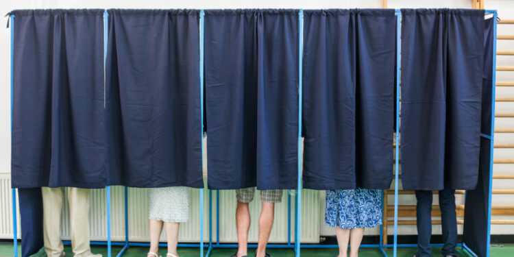 498.899 bihoreni așteptați la vot, din care 186.513 sunt în Oradea. Peste 17.800 de cetățeni au votat pâna la ora 8,45, adică peste 3,50 din votanți