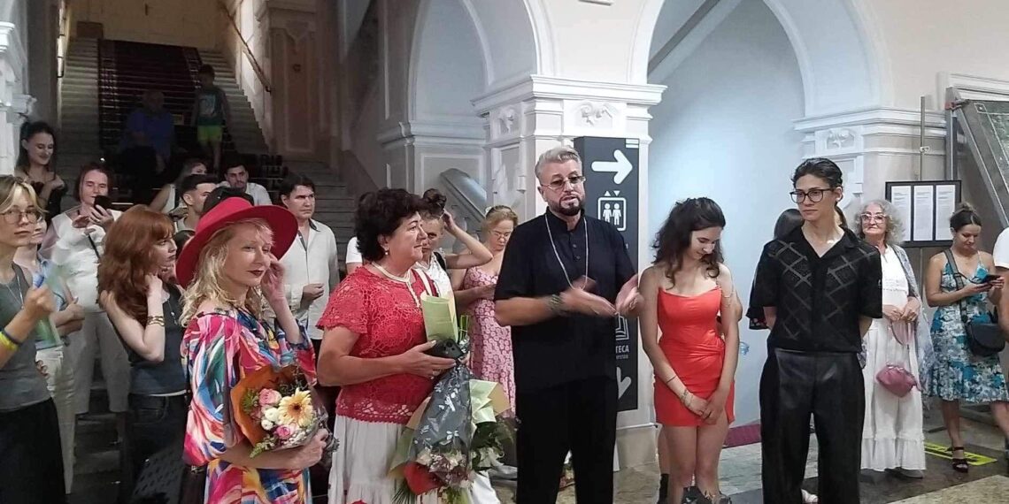 Olimpia Urdea, ultima gală. „S-a lăsat cu lacrimi și emoție profundă. Pentru că a fost ultimul astfel de eveniment din viața mea de dascăl…Rămân „la post”.Rămân să veghez asupra parcursului profesional al dragilor mei discipoli și să „pun umărul” acolo unde pot”