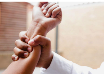 Învățătoarea care a tras o elevă din Rontău de păr și a îmbrâncit-o pe scări, 6 luni de închisoare. Eleva e una problemă, a scuipat-o pe învățătoare, i-a călcat hainele în picioare