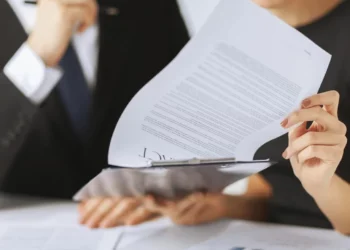 Convenţie de dare în plată: nulitate subsecventă, efect al clauzei de inalienabilitate din promisiunea bilaterală de vânzare privind un imobil