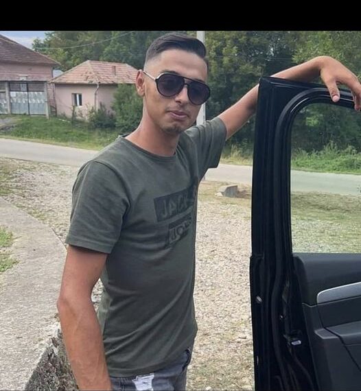 Un tânăr de 22 de ani, grav rănit după ce a căzut dintr-un tractor care s-a izbit de un cap de pod. Kanalas Daniel are nevoie urgentă de sânge