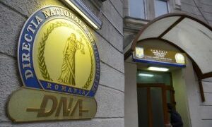 Șeful Finanțelor, reținut pentru trafic de influență alături de doi oameni de afaceri. A cerut 30.000 euro