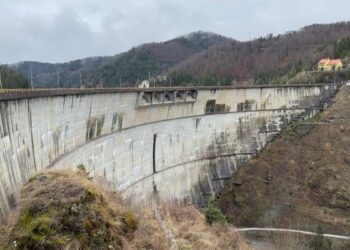 Tragedie. Un tânăr din Bihor găsit mort după ce s-ar fi aruncat de pe Barajul Valea Drăganului.ar fi recurs la acest gest extrem în contextul în care era dependent de jocuri de noroc și a acumulat multe datorii