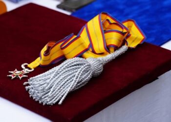 Drapelul de Luptă al ISU Bihor, decorat de către președintele României. Arafat la evenimentul din Piața Unirii