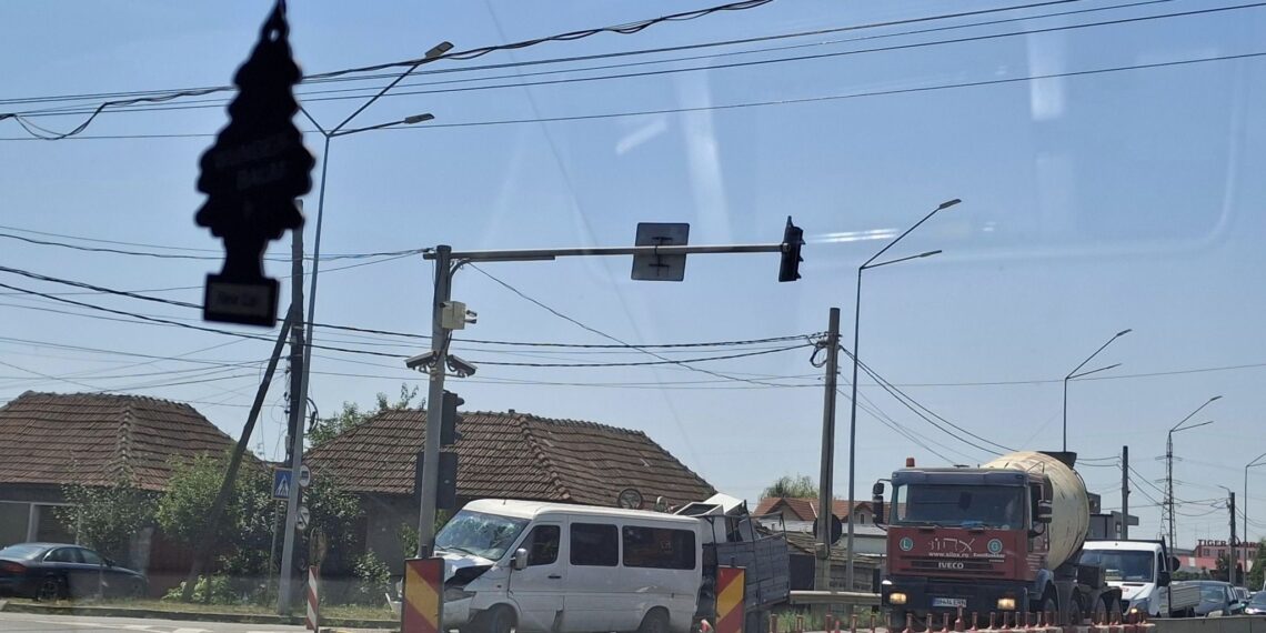 Patru oameni la spital după ce o dubă cu o remorcă plină cu fier a intrat într-un stâlp pe Densușeanu