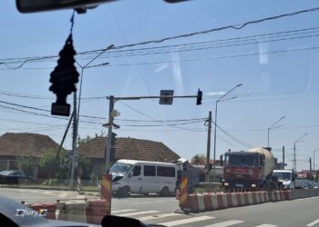 Patru oameni la spital după ce o dubă cu o remorcă plină cu fier a intrat într-un stâlp pe Densușeanu