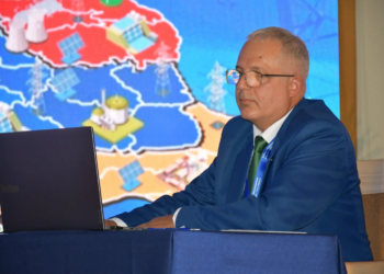 Fostul coleg de clasă a lui Bolojan, Franki Csaba cel mai bun electrician montare şi reparaţii instalaţii de distribuție MT şi JT din România. s-a întâlnit pe munte cu Președintele Iohannis