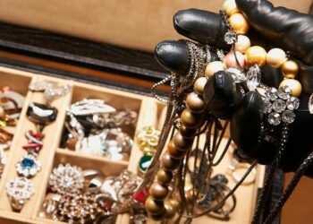 Un individ periculos a furat din casa celor pe care trebuia să-i întrețină, din Nucet, 50 000 lei, 5000 euro și 700 g bijuterii din aur