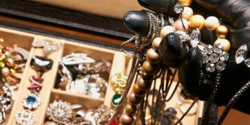 Un individ periculos a furat din casa celor pe care trebuia să-i întrețină, din Nucet, 50 000 lei, 5000 euro și 700 g bijuterii din aur