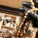 Un individ periculos a furat din casa celor pe care trebuia să-i întrețină, din Nucet, 50 000 lei, 5000 euro și 700 g bijuterii din aur