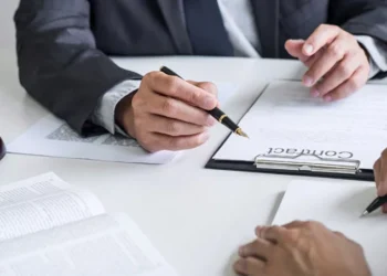 Interpretarea clauzelor contractului după voința concordantă a părților, neîndeplinirea condiției de formă autentică a cesiunii de creanță cu titlu gratuit | Jurisprudență ÎCCJ