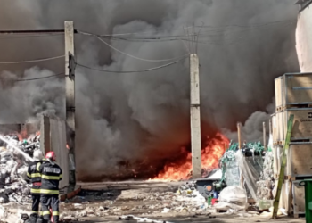 Pompierii din Bihor la un incendiu devastator pe 3000 m la o hală de deșeuri carton și hârtie