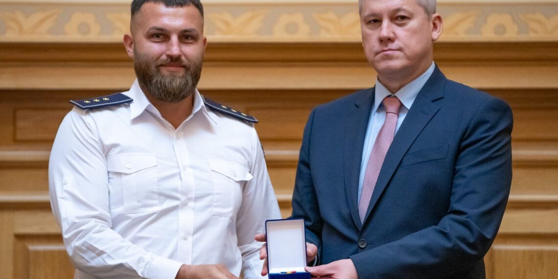 Inspectorul principal de poliție Crăciun Geanini-Ionuț, Emblema de Onoare a MAI, după ce a instrumentat peste 50 de dosare penale privind infracțiuni precum trafic de migranți, contrabandă cu țigări, treceri frauduloase ale frontierei