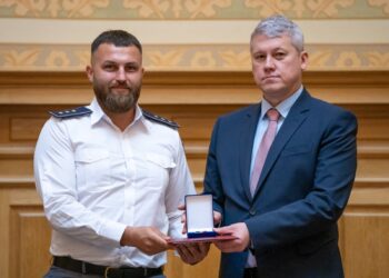 Inspectorul principal de poliție Crăciun Geanini-Ionuț, Emblema de Onoare a MAI, după ce a instrumentat peste 50 de dosare penale privind infracțiuni precum trafic de migranți, contrabandă cu țigări, treceri frauduloase ale frontierei