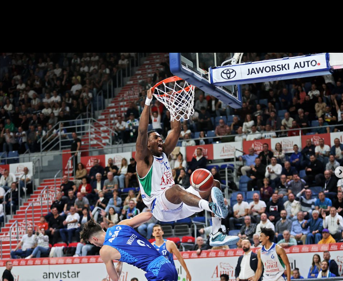 Un canadian de 2,06 m, noul pivot al baschetbaliștilor de la CSM Oradea