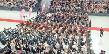 „Promoția de suflet”a Facultății de Medicină din Oradea a absolvit. Printre viitorii medici fiica fostului deputat Florica Cherecheș și fetele prodecanului Florian Bodog