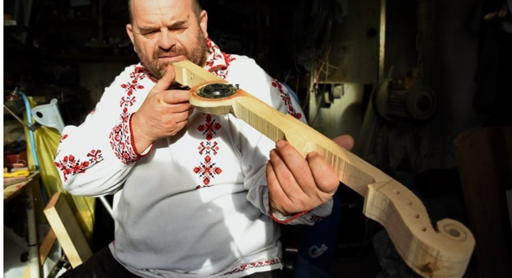 Instrumentul fabricat de Marius Mihuț din Cihei a ajuns în panoplia președintelui Armeniei. Îl puteți întâlni la Târgul Meșterilor Populari