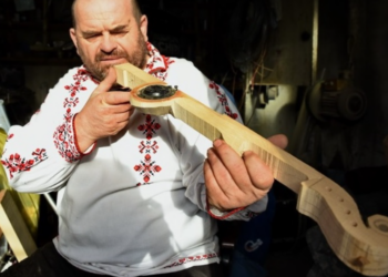 Instrumentul fabricat de Marius Mihuț din Cihei a ajuns în panoplia președintelui Armeniei. Îl puteți întâlni la Târgul Meșterilor Populari