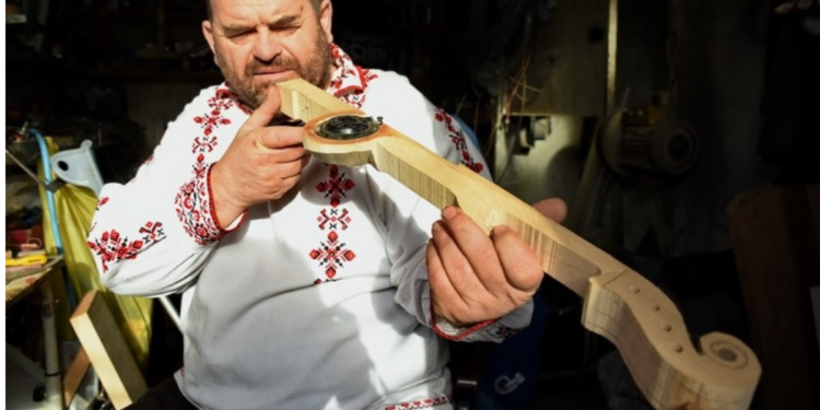 Instrumentul fabricat de Marius Mihuț din Cihei a ajuns în panoplia președintelui Armeniei. Îl puteți întâlni la Târgul Meșterilor Populari