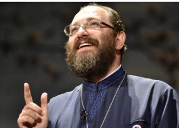 Preotul Constantin Necula, cunoscut pentru nonconformisul său în propăvăduirea credinţei, conferențiază în Piațeta Apollo din stațiunea Băile Felix