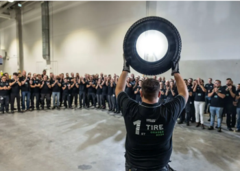 Finlandezii care promit salarii de mii de euro au produs prima anvelopă la fabrica de la Oradea