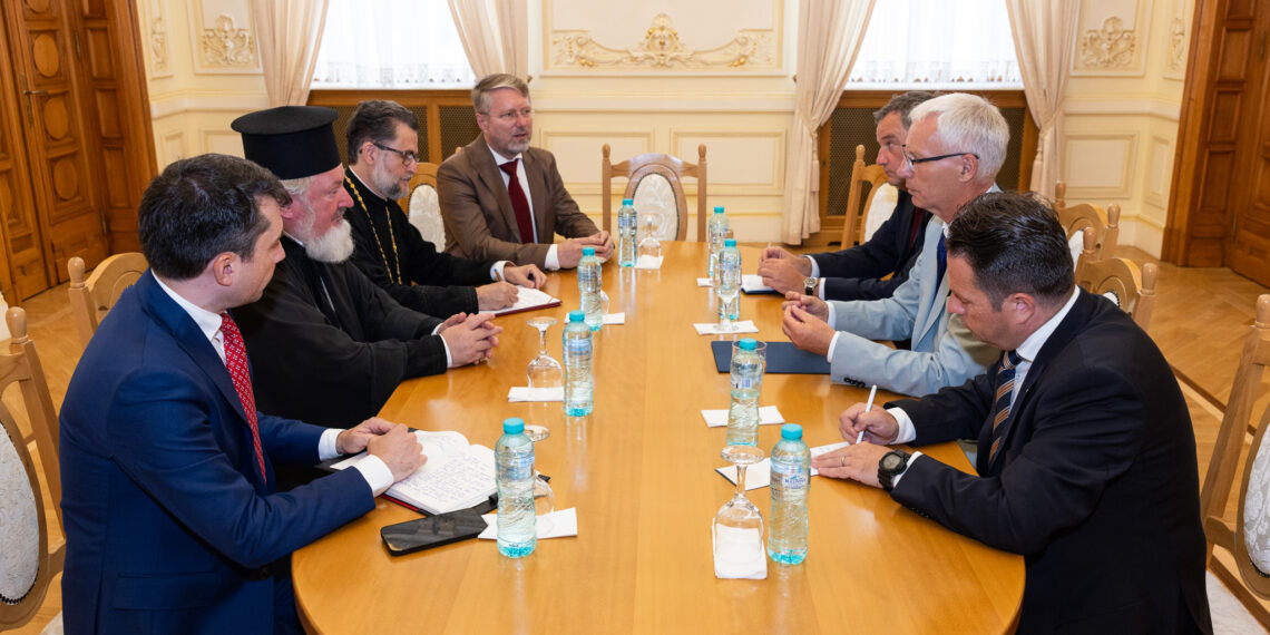 Szabó Ödön, președintele executiv al UDMR Bihor, vizită surpriză la Palatul Patriarhiei împreună cu  Ambasadorul Ungariei la București și cu Secretarul de Stat pentru Culte și Naționalități de la Budapesta