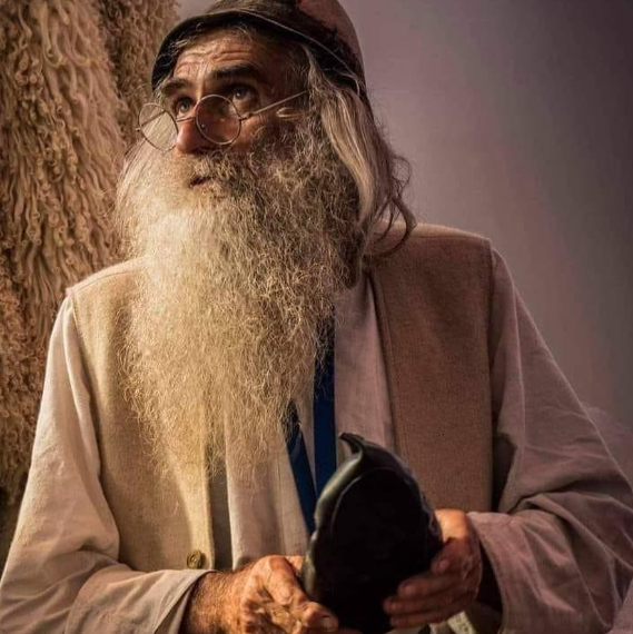 Singurul opincar care a reușit să-l încalțe  pe Regele Carol al III-lea al Marii Britanii, pe Președintele Franței și pe președinții României vine la SculptFest Căbești